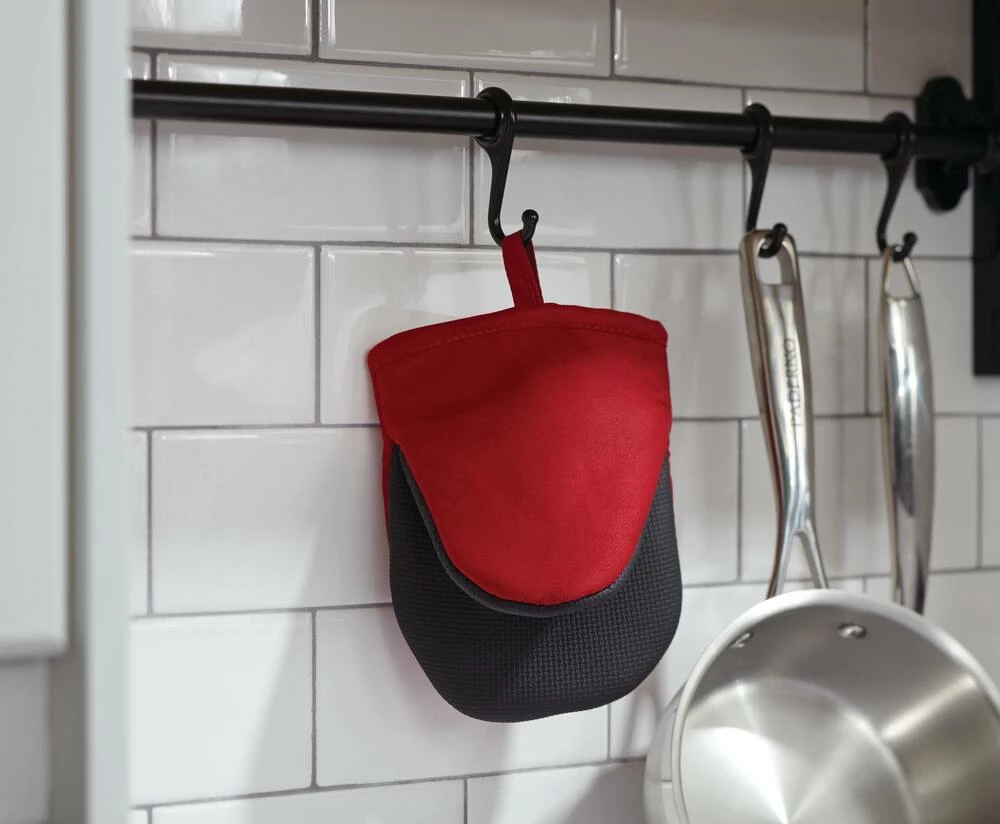PADERNO Neoprene Palm Cotton Mini Oven Mitt With Hanging Loop, Non-Slip Grip, 1-pc, Red/Grey - Image 3