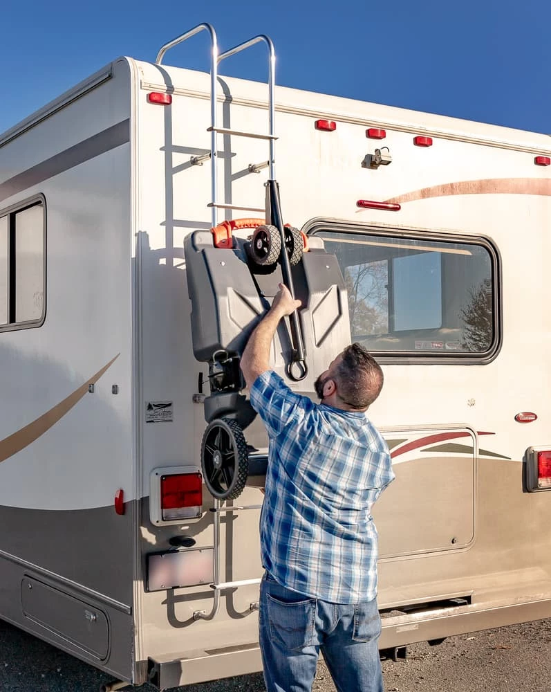 Camco Rhino Tote Tank With Front Wheels, 28-Gal - Image 8